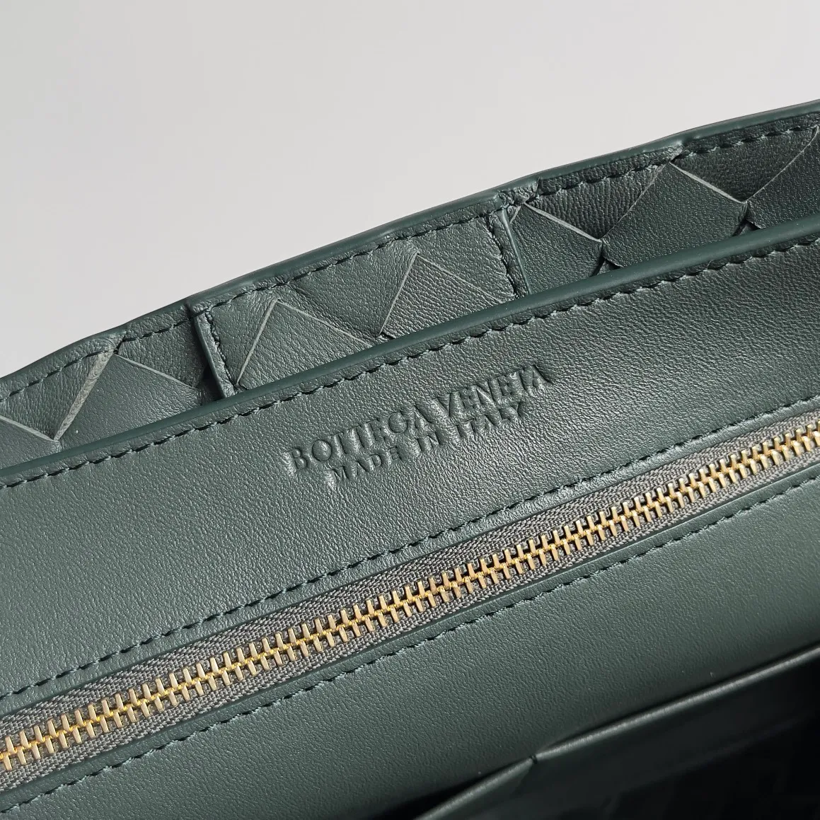 The 2023 new Andiamo batch of 2260 BV has been shipped‼ ️Really popular🔥The new Andiamo woven handbag launched by Bottega Veneta this season is really popular all over the world! ! Celebrities at home and abroad have worn it, and Oscar-winning actress Michelle Yeoh has taken it out on the street. Song Jia, Trai Yara, Yu Feihong, Sanji Ayaka, Rosie Hunting-Whiteley, Yoshioka Riho, etc. have all picked up this bag. It is classic and versatile, showing off its temperament, and the bag capacity is also large, which is very convenient for daily commuting! ! A variety of carrying methods, the shoulder straps can be adjusted by yourself, the original lambskin feels soft and delicate, and the unisex style breaks the gender boundaries and brings a more practical and long-lasting use experience. Andiamo, which has both elegant and casual styles, perfectly interprets the true appearance of "fashionable old money style". Style number: 743572 Size: 32*24*12